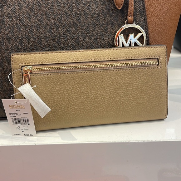 Michael Kors Reed Large Bifold Pebbled Leather Snap Wallet Card Case
Camel
NWT - Picture 5 of 16